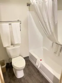 Super 8 by Wyndham Fort Worth Downtown South - Salle de bain