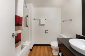 Red Roof Inn PLUS+ Columbus - Worthington - Bathroom