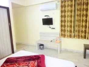 Hotel Shivansh Inn by Sky Stays - Room