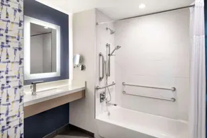DoubleTree by Hilton Long Island City, NY - Bathroom