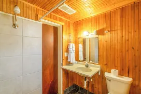 Green Acre Motel by OYO Near Rush County Airport - Badezimmer