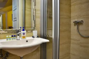 7 Sky on Yevhena Konovaltsia - Bathroom
