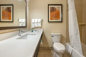 Best Western Hilliard Inn & Suites - Bathroom