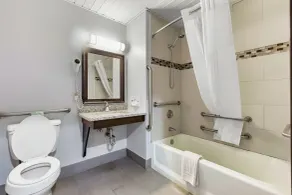 Days Inn by Wyndham Savannah Gateway I-95 - Salle de bain