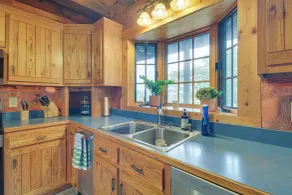 Peaceful Raphine Cottage w/ Deck & Fireplace! - Intérieur