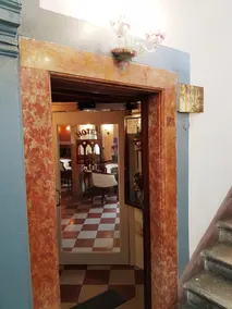 ll H O T E L S A N G A L L O ll - Entrée intérieure