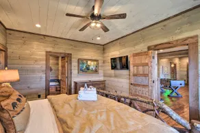 Luxurious Mountain Getaway w/ Game Room + Hot Tub! - Innvendig