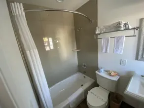 Town and Country Inn - Bathroom