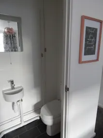 Modern, well located en-suite rooms with parking - Orbitat Accommodations - Baño
