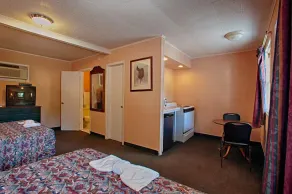 Economy Motel Inn & Suites - Room
