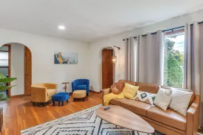 1 Mi to Dtwn Burlington: Modern Home w/ Yard! - Innvendig