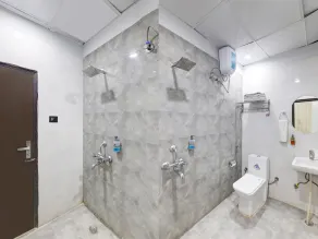 Hotel The Rasa at Vasundhara - Bathroom