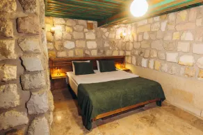 Nissa Cave - Rom
