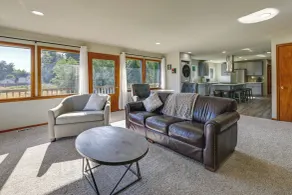 Relax & Recharge: Edgewood Home w/ Balcony - Interiör