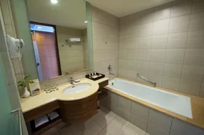 Nice Prince Hotel - Bathroom