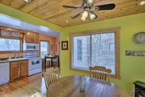 Charming Lake Ripley Cottage w/ Water View! - Intérieur