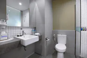 Aston Inn Mataram - Bathroom