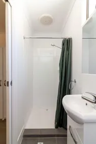 Paringa Caravan Park - Bathroom