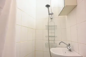 Park 2- Charming 1-bdr Apt Close to Metro - Bathroom