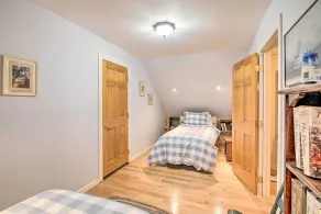 Cozy Easton Getaway w/ Hot Tub, Gas Grill! - Room