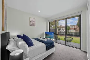 Luxurious 3-bedroom Townhouse in Charming Maidstone 7 KM TO CBD - Room
