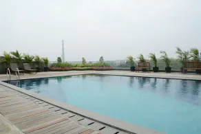 Comfortable 1BR Tree Park City BSD Apartment By Travelio - Piscine