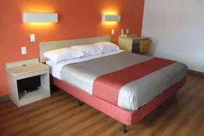 Travelodge by Wyndham Lansing - Chambre