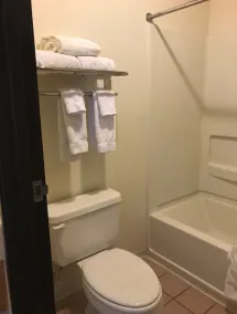 Travelodge by Wyndham Albuquerque East - Bathroom