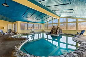 Quality Inn & Suites Seville - Piscine