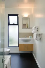 Swansea Beach Chalets - Badezimmer
