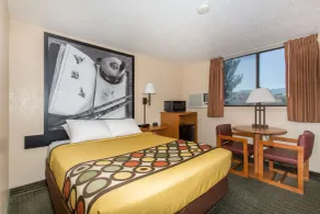 Super 8 by Wyndham Casper West by the River - Chambre
