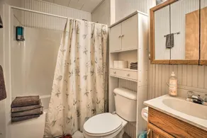 Secluded Irons Cabin w/ 5-acre Yard, Deck, Grill! - Badeværelse