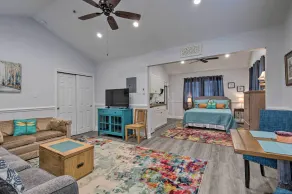 Downtown Ocean Springs Retreat: 1 Mi to Beach! - Intérieur
