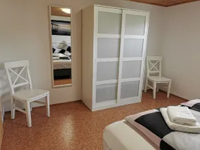 Apartamento vacacional con barbacoa, piscina y jardín | Vistas al jardín - Habitación