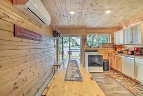 Big Lake Getaway w/ Private Beach + Fire Pit! - Innvendig
