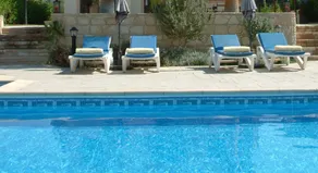 Three bedroom villa with private pool and landscaped garden close to the beach - Piscina