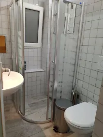 Center Apartment with Private Yard YR11 - Badrum