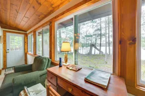 Steps to Lakefront: Dog-friendly Cabin in Levering - Interiör