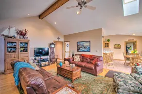 Large Family Home w/ Deck & Yard on Lake Huron - Interiör