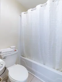 OYO Hotel San Antonio Lackland near Seaworld - Bathroom