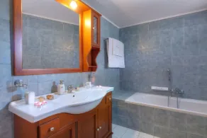 Traditional Ioannis Cottage...luxurious & Rustic With Ecological Heated Pool !!! - Bad