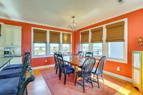 Chic Surf City Retreat w/ Pool < 1 Block to Beach! - Interiør