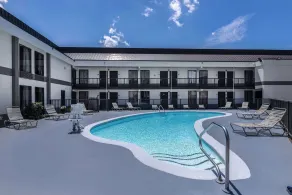 Days Inn & Suites by Wyndham Fort Bragg/Cross Creek Mall - Piscine