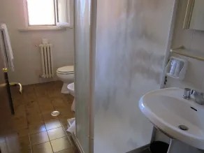 Tourist Hotel - Bathroom