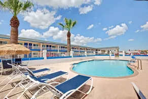 Days Inn by Wyndham Baytown TX - Piscine
