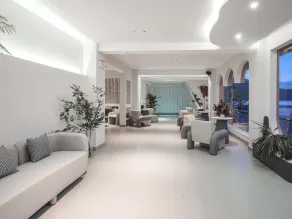 Three-Colored Cloud River - Lobby sitting area