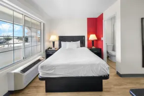 Ramada by Wyndham Ontario Airport & Convention Center - Zimmer