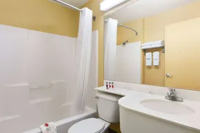 Microtel Inn & Suites by Wyndham Thomasville/High Point/Lexi - Salle de bain