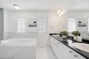 Modern House Steps From Dining, Shopping & Lakes - Baño