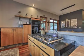 Spacious Riverfront Escape w/ Private Hot Tub - Innvendig